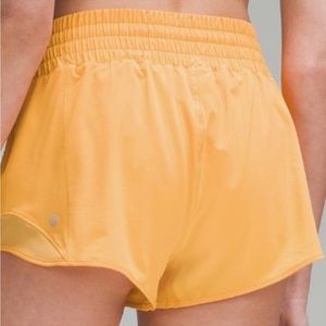 Lululemon Hotty hot HR 2.5 inch shorts Mango color size 4